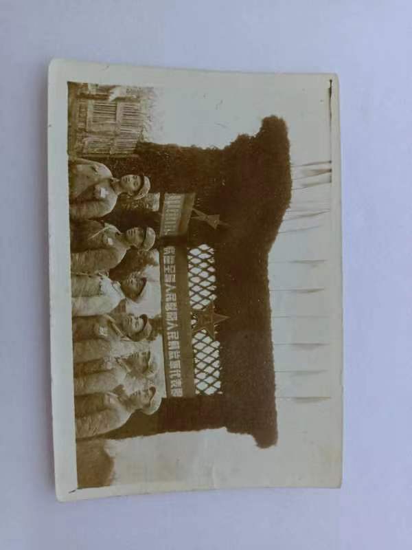 照片拍摄地址：湖南省湘西永顺军区吉首镇  照片中左数第三位为该退伍老兵姜岐.jpg