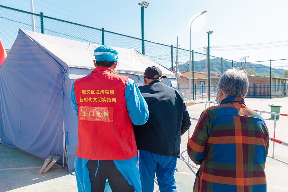 2.搀扶老人做核酸.jpg 2.搀扶老人做核酸.jpg