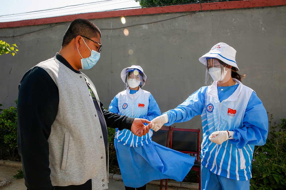 2.发放核酸检测贴纸.jpg 2.发放核酸检测贴纸.jpg