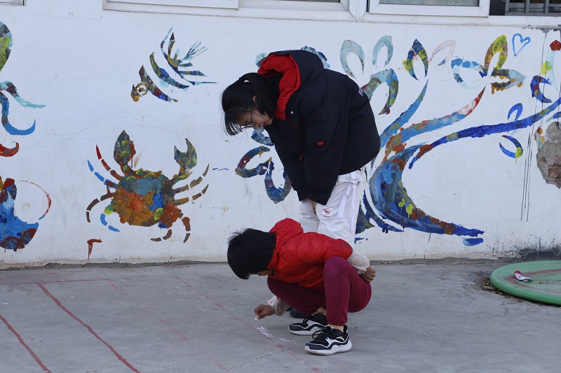 陪孩子玩耍 (1).jpg