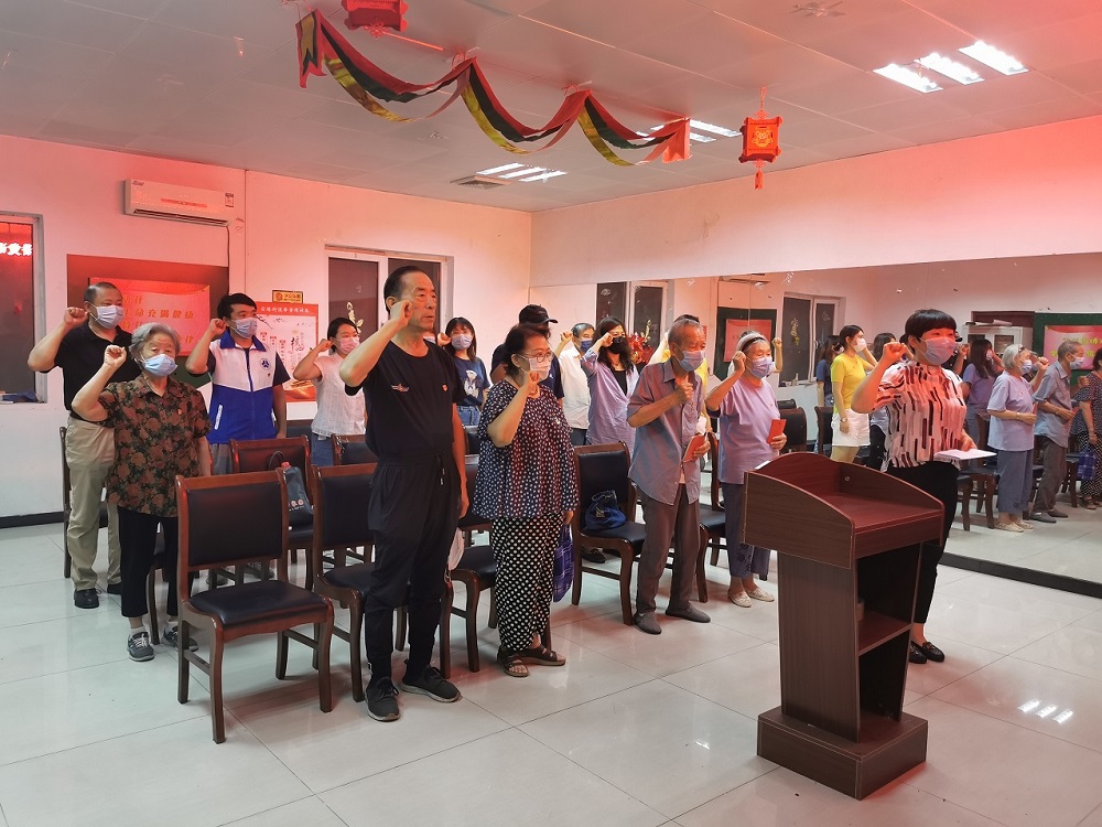 香蜜湾社区党员重温入党誓词.jpg 香蜜湾社区党员重温入党誓词.jpg