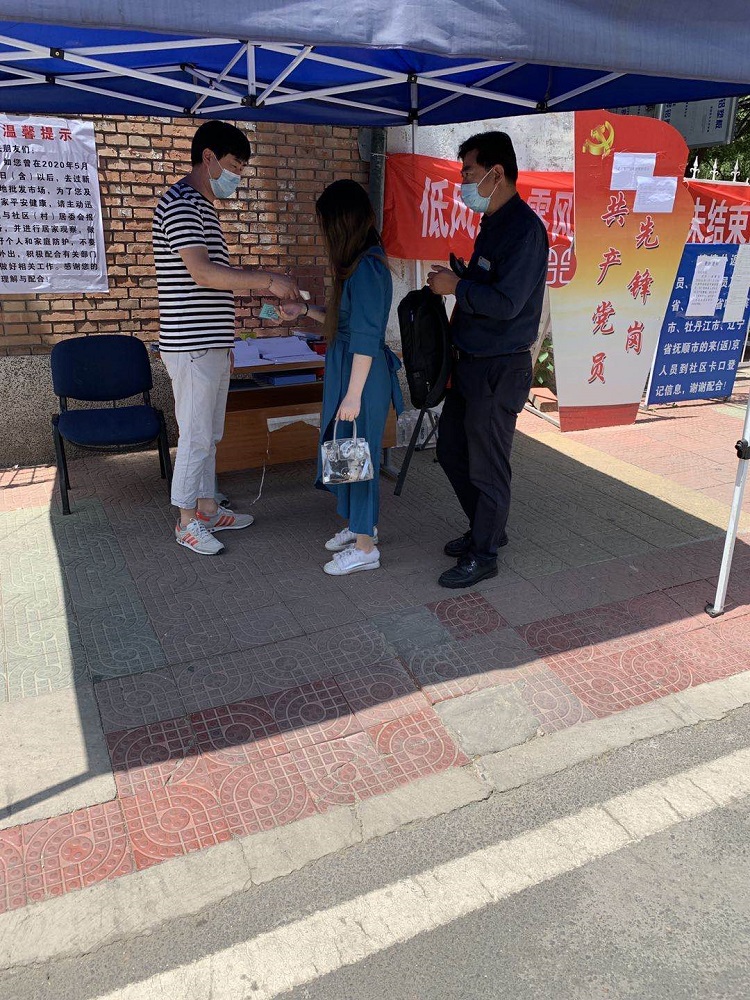 顺建下沉干部马雪松南竺园查证登记测量体温.jpg