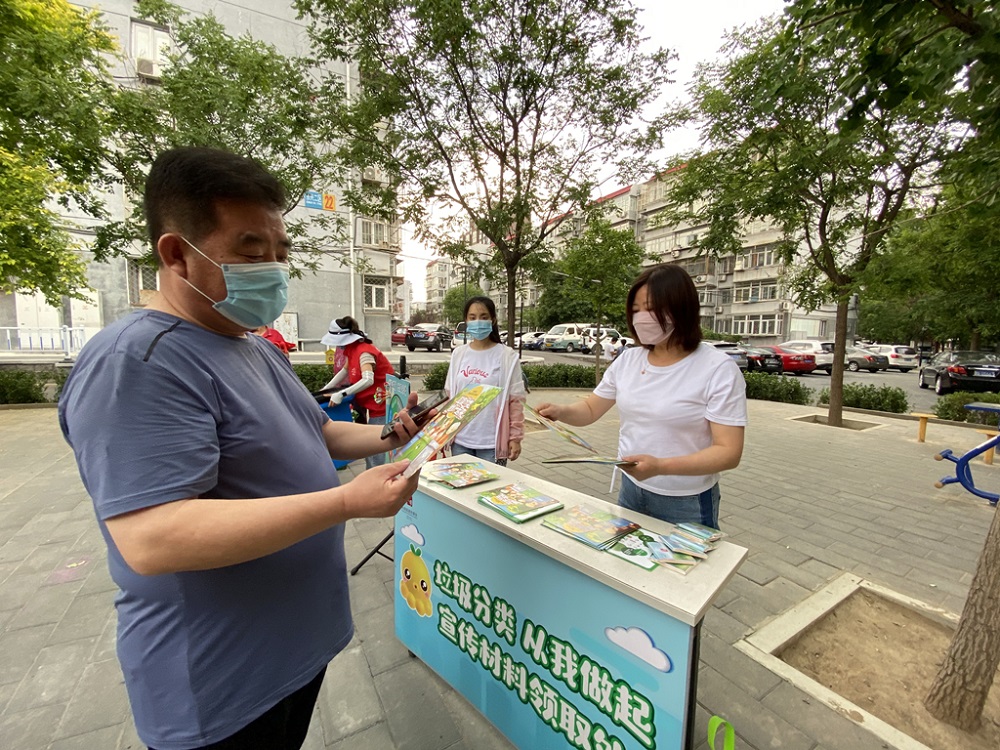 争创文明城 东兴二区新时代文明实践站在行动 (2).jpg 争创文明城 东兴二区新时代文明实践站在行动 (2).jpg