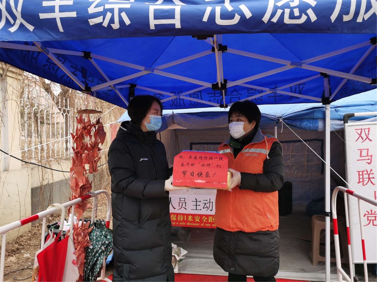 慰问值守在门岗的工作人员和志愿者.jpg 慰问值守在门岗的工作人员和志愿者.jpg