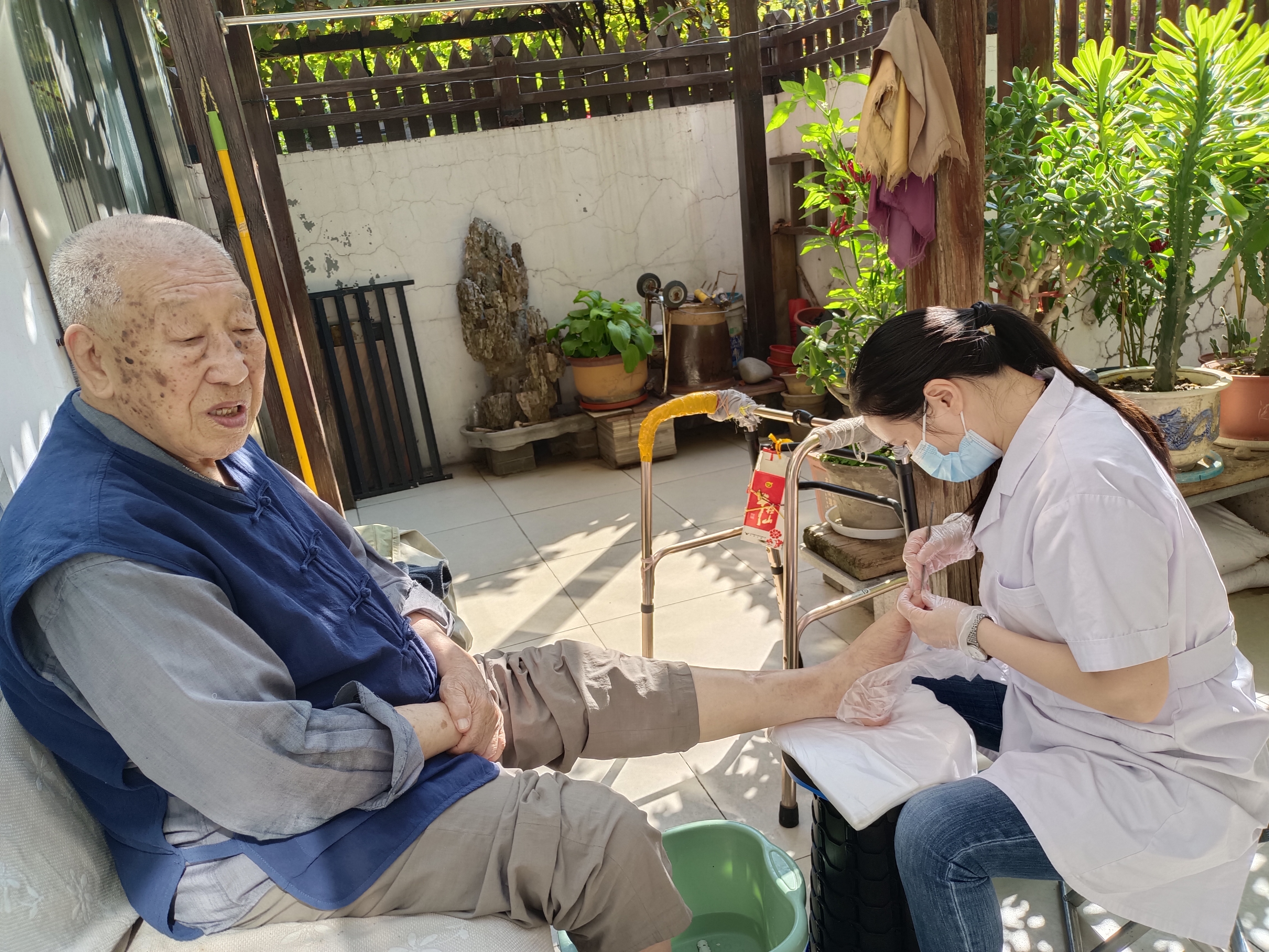 望泉家园社区爱家为老服务队为高龄老人修脚