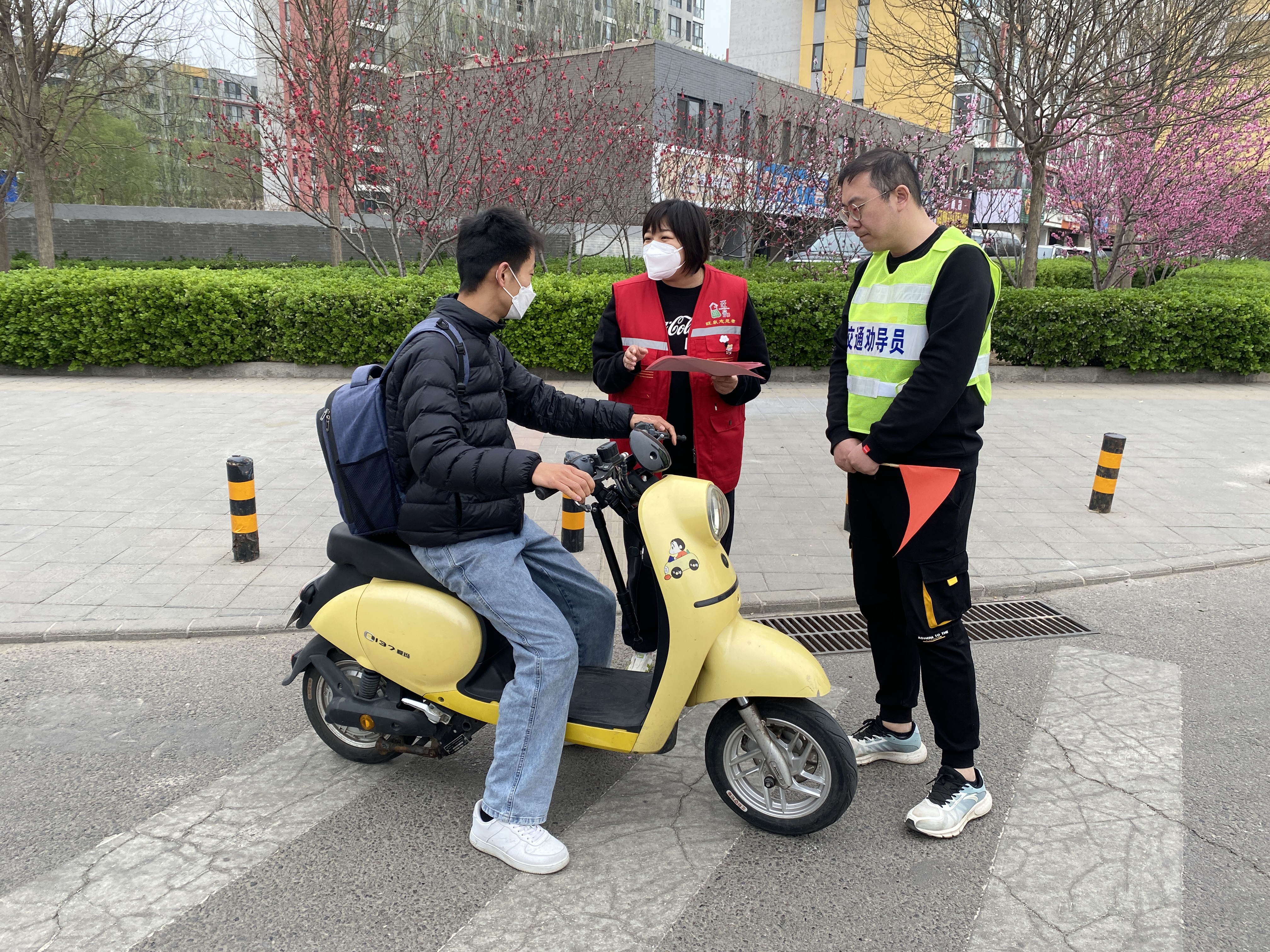 望泉家园社区文明劝导队对违反交通规则居民进行劝导