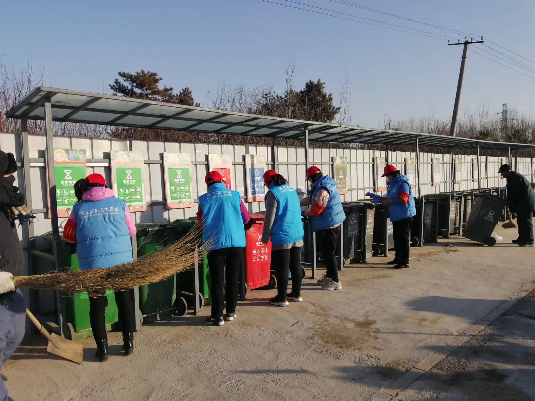 2018年6月20日，东辛庄村绿色环保志愿服务队展开垃圾站清扫卫生活动。