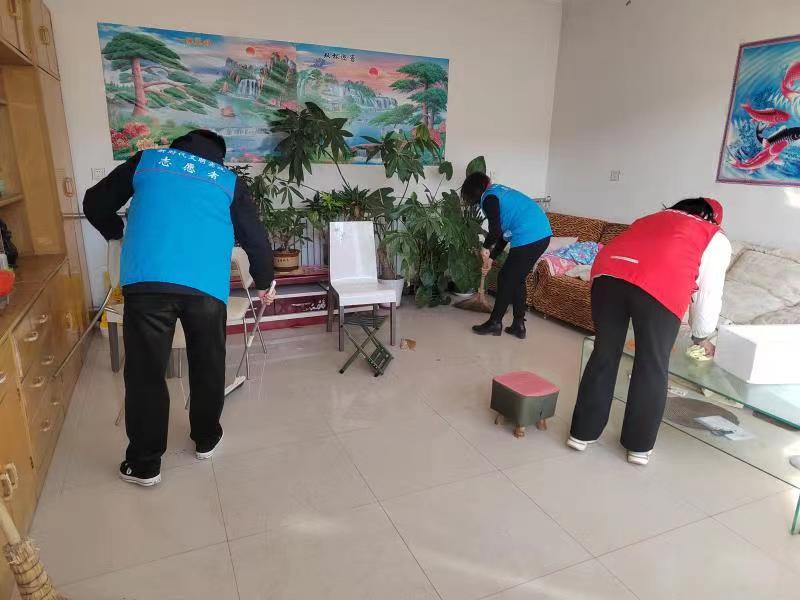 2023年3月3日，北石槽镇北石槽村巾帼志愿服务队开展帮助失能老人打扫院落志愿活动。