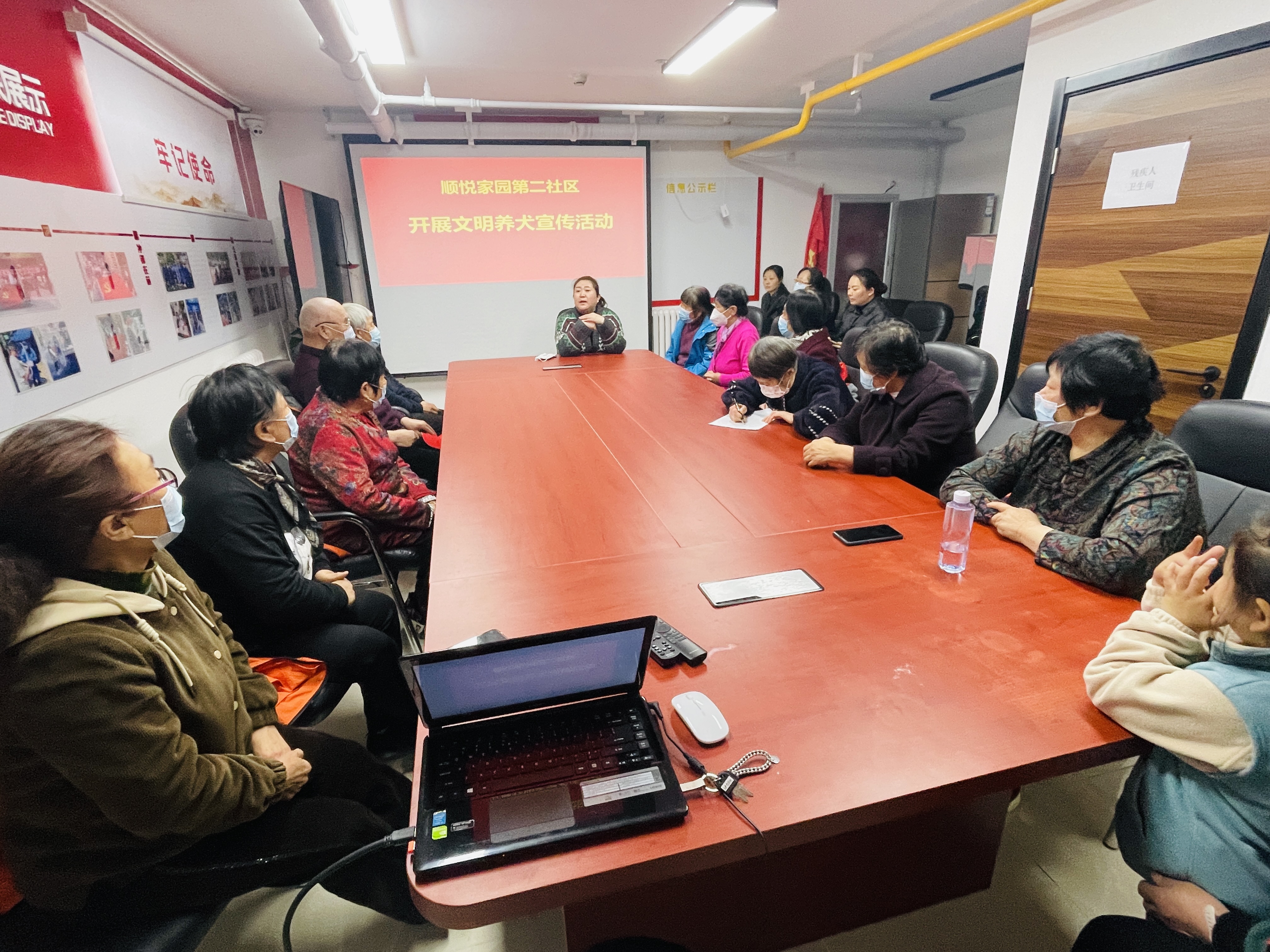 悦同行文明劝导志愿服务队2023年3月27日开展文明养犬宣传活动，活动过程中，工作人员向工作人员发放宣传册，普及文明健康养犬知识，助力全国文明城区的创建。