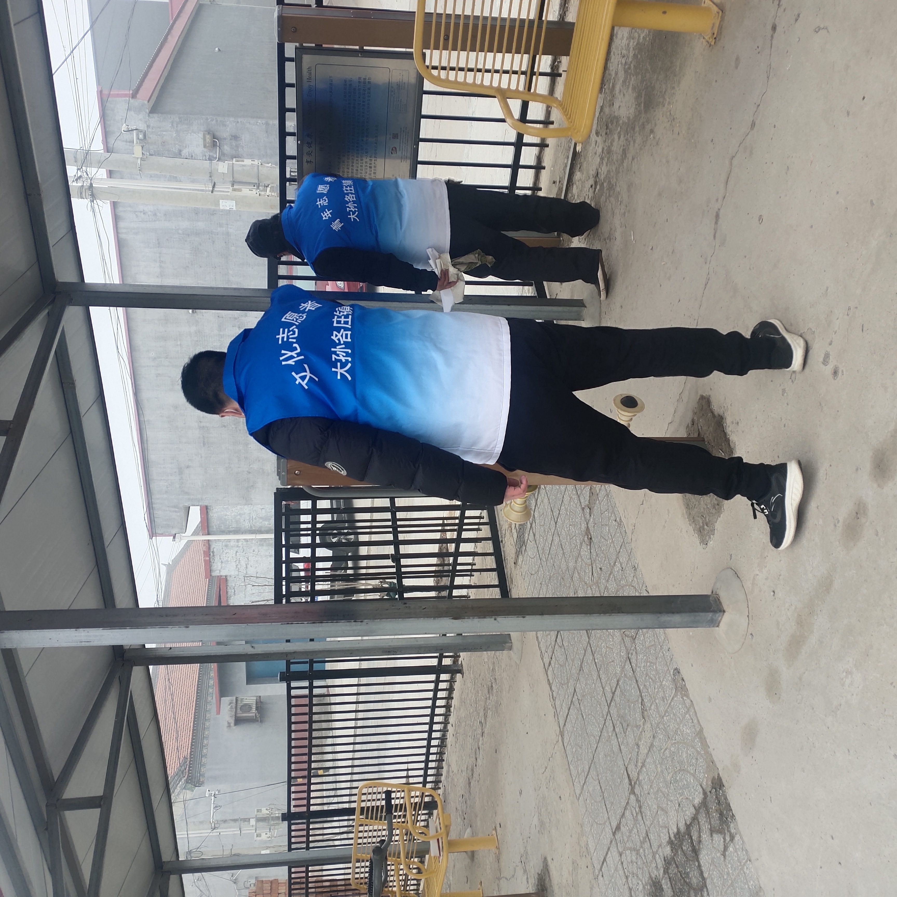 2023年3月5日,党员志愿服务队打扫健身器材