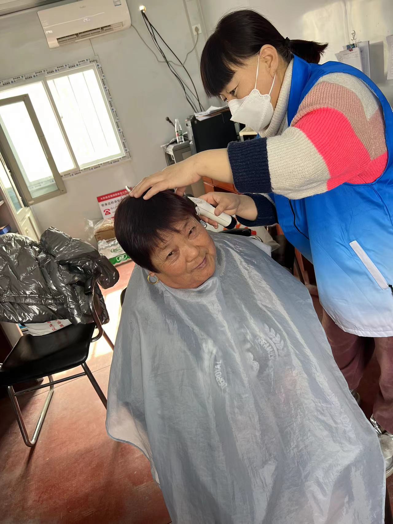 2023.2.16为老年人理发