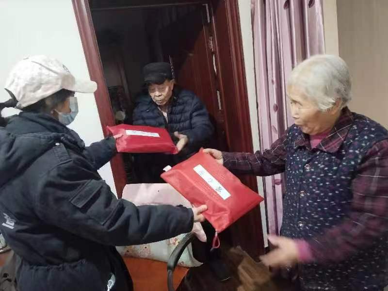 2023年1月10日志愿者上门为80岁以上老人送爱心包