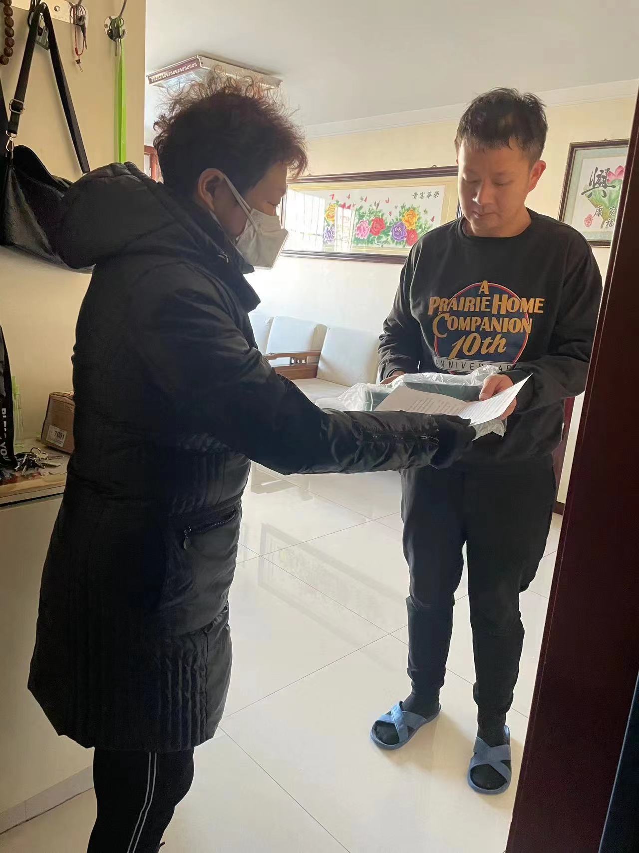 马坡镇小孙各庄村政策宣传志愿服务队，志愿者们入户发放宣传材料。